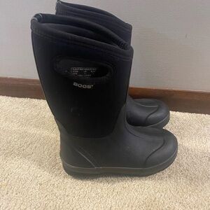 Bogs Boots Youth Size 2 black (gender neutral)